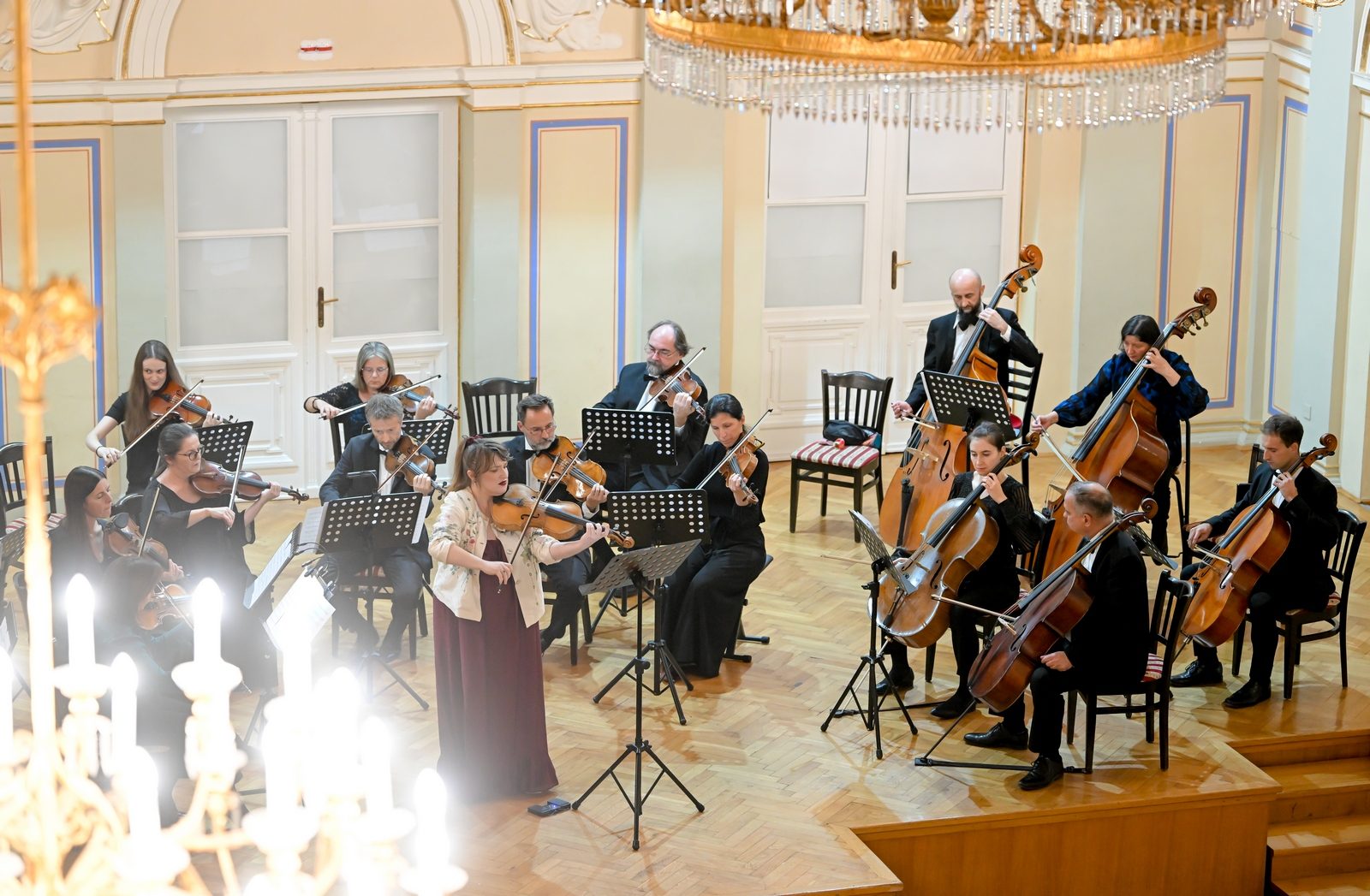 Koncert Varaždinski umjetnici svome gradu, 18. listopada 2026. – orkestar u dvorani pod lusterima